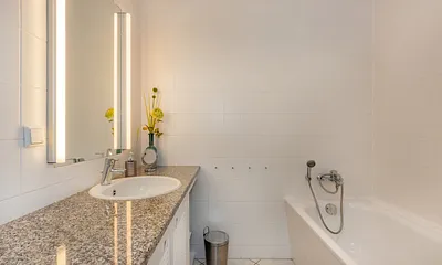 Bad mit Dusche und Badewanne