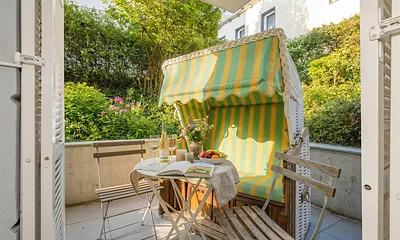 Terrasse mit Strandkorb