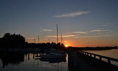 Hafen bei Sonnenuntergang