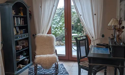 Wohnzimmer mit Blickrichtung auf winterliche Terrasse