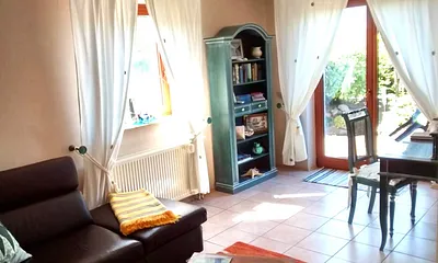 Wohnzimmer in Blickrichtung sommerliche Terrasse