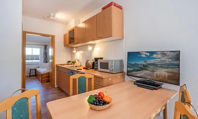 Esstisch mit Blick in das Schlafzimmer 