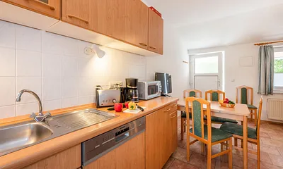 Küchenzeile und Blick zur Eingangstür