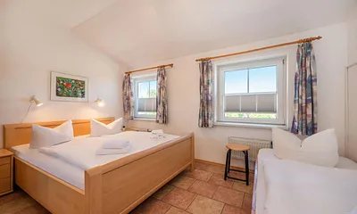 Schlafzimmer mit Doppelbett und Einzelbett