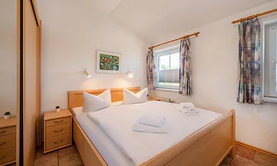 Schlafzimmer mit Doppelbett und Einzelbett