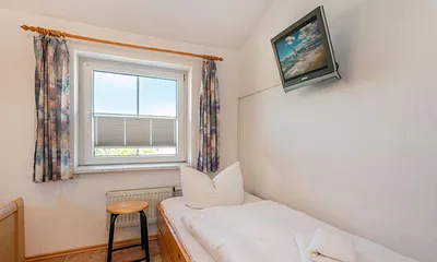 Schlafzimmer mit Doppelbett und Einzelbett