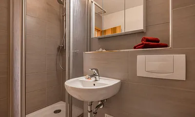 Bad mit Dusche und Toilette