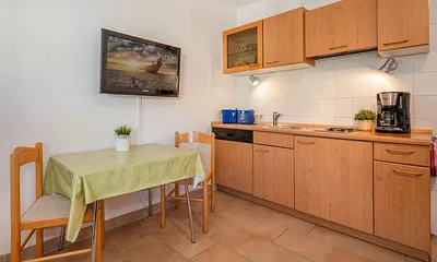 Küchenzeile mit Esstisch