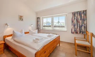 Schlafzimmer mit Doppelbett