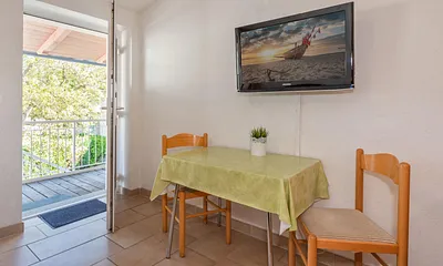 Esstisch mit TV und Eingangstür