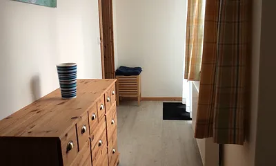 Flur zum Schlafzimmer und Terrasse rechts