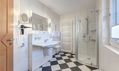 Bad mit DU/WC, Fön und Fenster