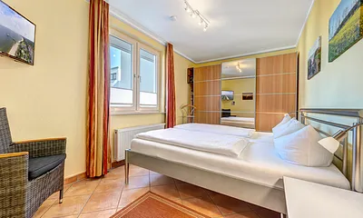 Schlafzimmer mit Doppelbett & Flat-TV