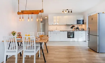 Küchenzeile mit Essbereich