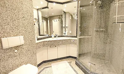 Badezimmer mit Dusche & WC