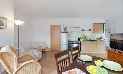 Wohnzimmer mit Küchenzeile und Esstisch