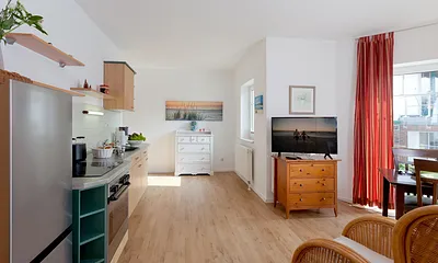 Wohnzimmer mit Küchenzeile und Esstisch