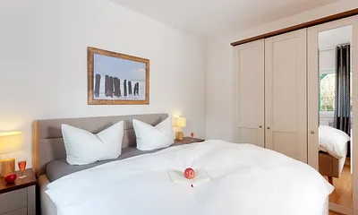 Schlafzimmer mit Doppelbett