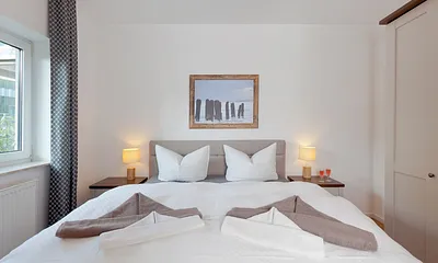 Schlafzimmer mit Doppelbett