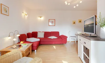 Wohnzimmer mit Esstisch und Küchenzeile