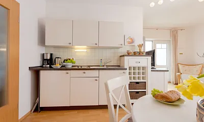 Esstisch und Küchenzeile