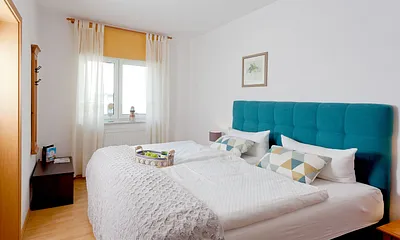 Schlafzimmer mit Doppelbett (180x200cm)