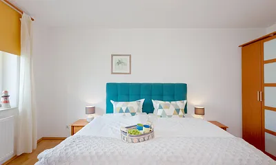 Schlafzimmer mit Doppelbett (180x200cm)