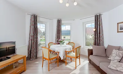 Wohnzimmer mit Esstisch