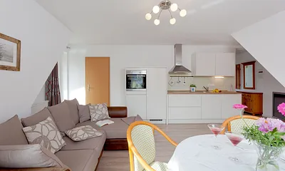 Wohnzimmer mit Esstisch und Küchenzeile