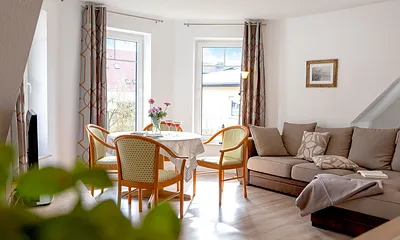 Wohnzimmer mit Esstisch
