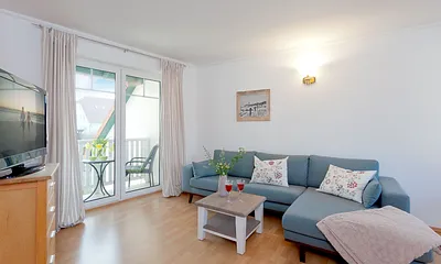 Wohnzimmer mit Esstisch und Küchenzeile