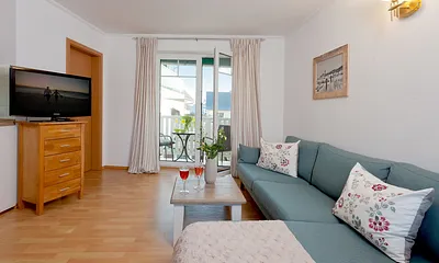 Wohnzimmer mit Esstisch und Küchenzeile