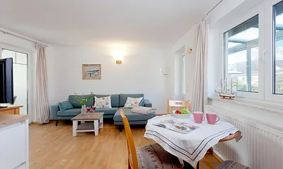 Wohnzimmer mit Esstisch und Küchenzeile