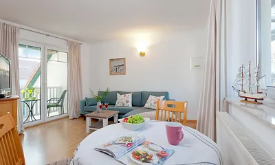 Wohnzimmer mit Esstisch und Küchenzeile