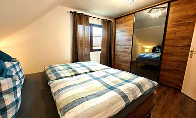 Schlafzimmer mit Doppelbett