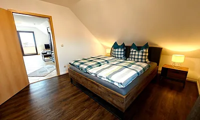 Schlafzimmer mit Doppelbett