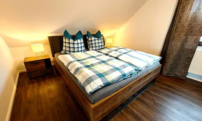 Schlafzimmer mit Doppelbett