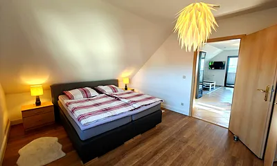 Schlafzimmer mit Doppelbett