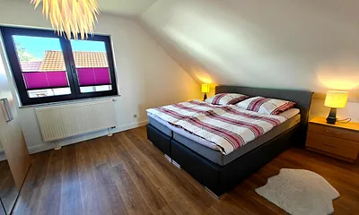 Schlafzimmer mit Doppelbett