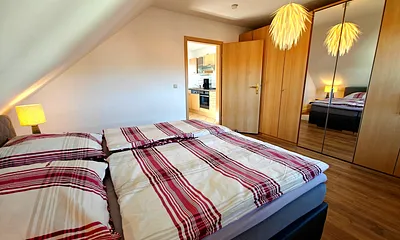 Schlafzimmer mit Doppelbett