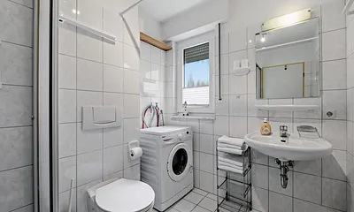 Badezimmer mit 2. Dusche/WC und Waschmaschine