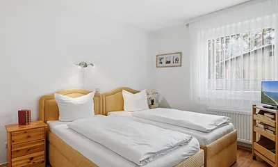 Schlafzimmer mit 2 Einzelbetten, Flat-TV, Rollladen vor dem Fenster