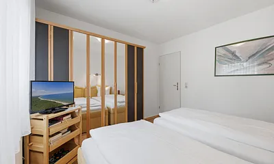 Im Schlafzimmer befindet sich der Kleiderschrank.