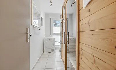 Sauna mit Dusche, Waschbecken, Wäschetrockner