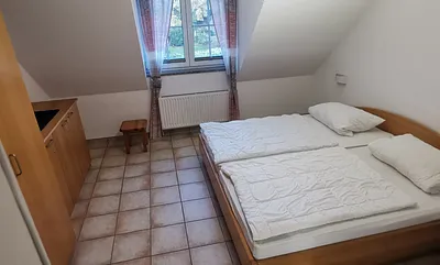 Schlafzimmer mit Doppelbett