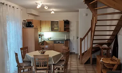 Wohnbereich mit Esstisch und Küchenecke