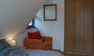 Schlafzimmer mit Doppelbett (Einbauschrank)