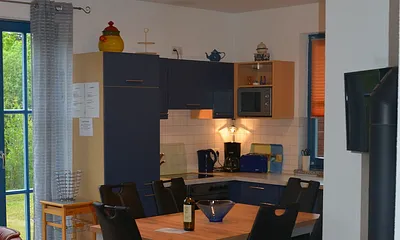 Esszimmer und Küche mit Bullerjan-Kaminofen
