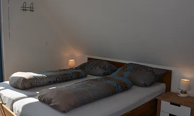 Schlafzimmer mit Doppelbett