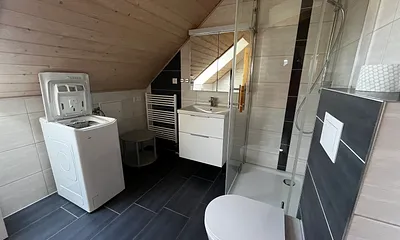 Bad oben mit Badewanne